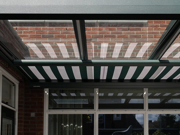 Verandazonwering onder het dak - inhuis plaza