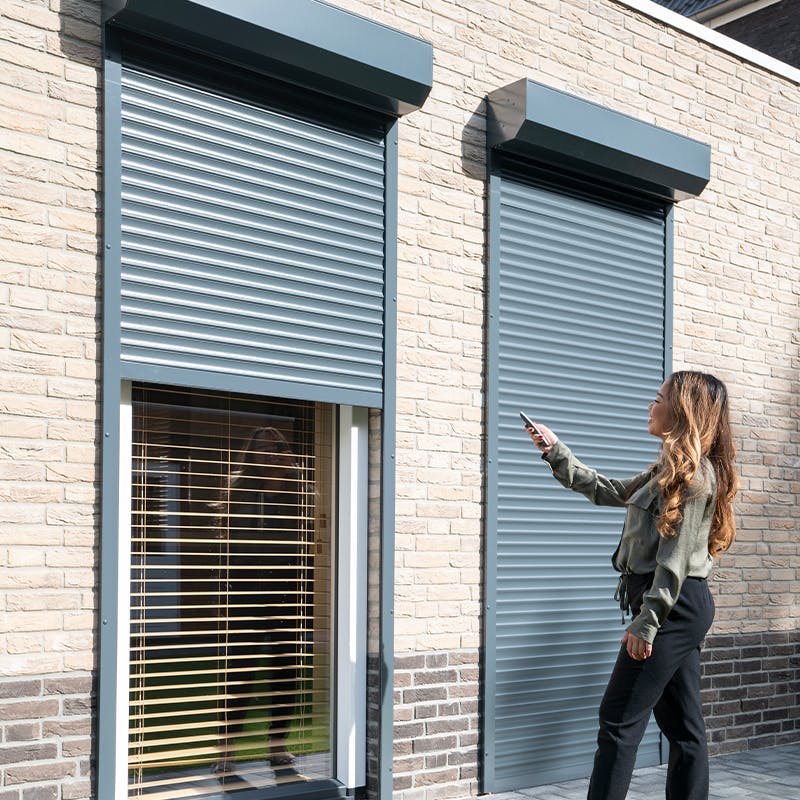 Zonwering en Rolluiken: Jouw Gids voor Comfort en Veiligheid () Zonwering en Rolluiken: Jouw Gids voor Comfort en Veiligheid