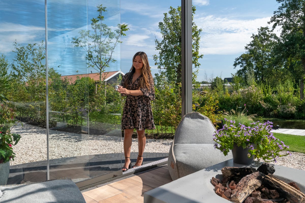 Glazen wanden bij inhuis plaza