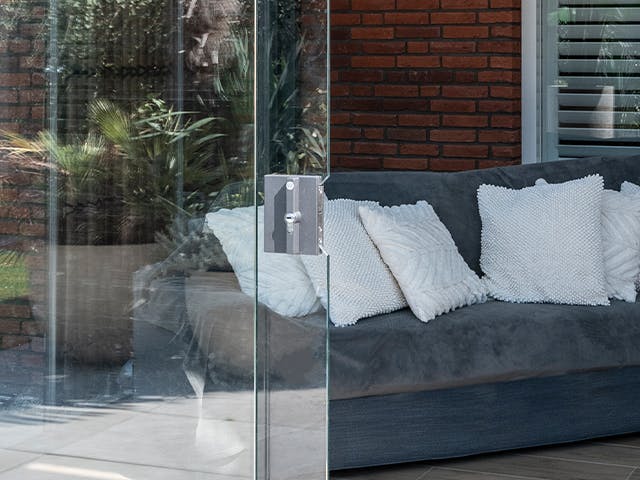 Dankzij een cilinderslot vergrendel je de glazen wand volledig van binnen en buiten uit.