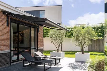 Zonneschermen en knikarmschermen van inhuisplaza