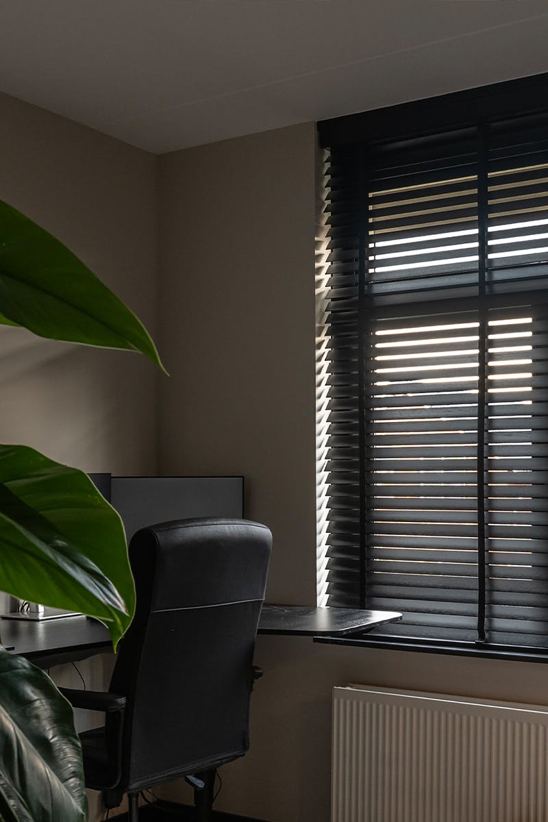 Houten jaloezieën zwart - project inhuis plaza 1