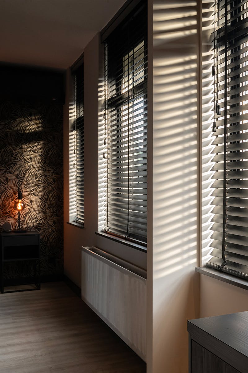 Houten jaloezieën zwart - project inhuis plaza 3