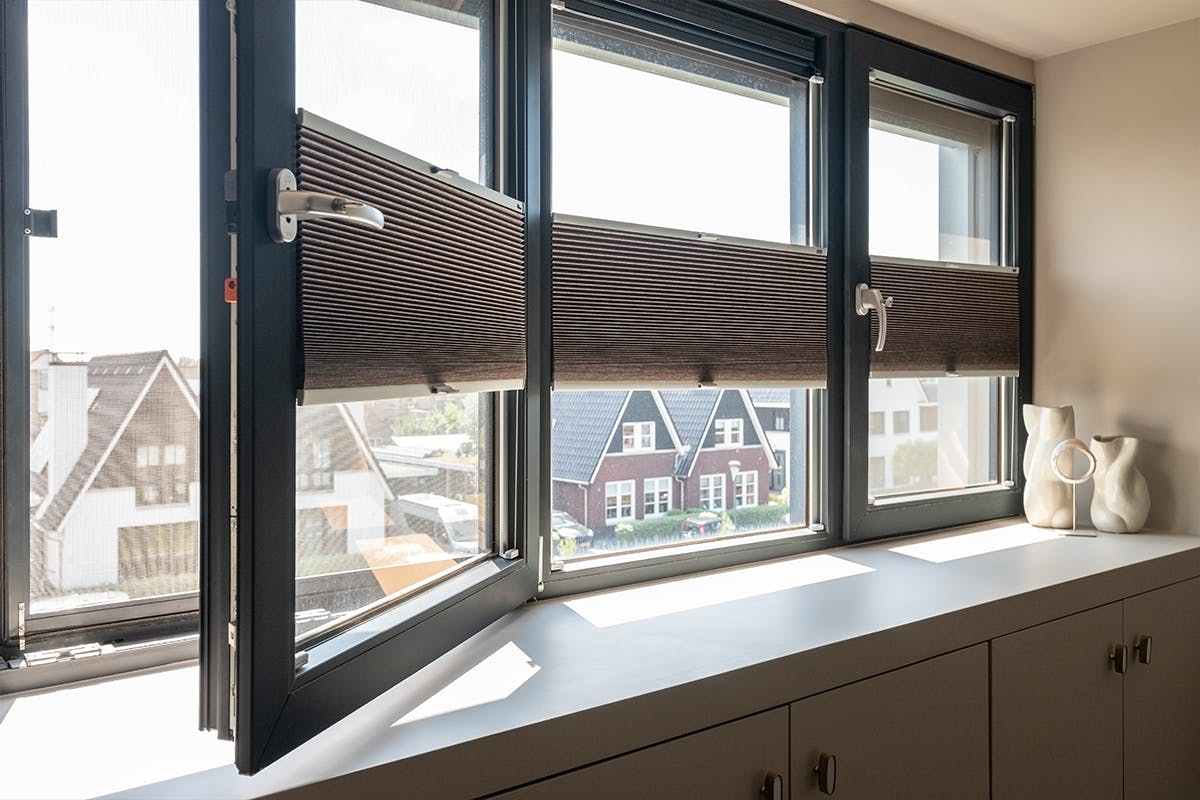 Plisségordijn voor draai-kiepramen - inhuis plaza