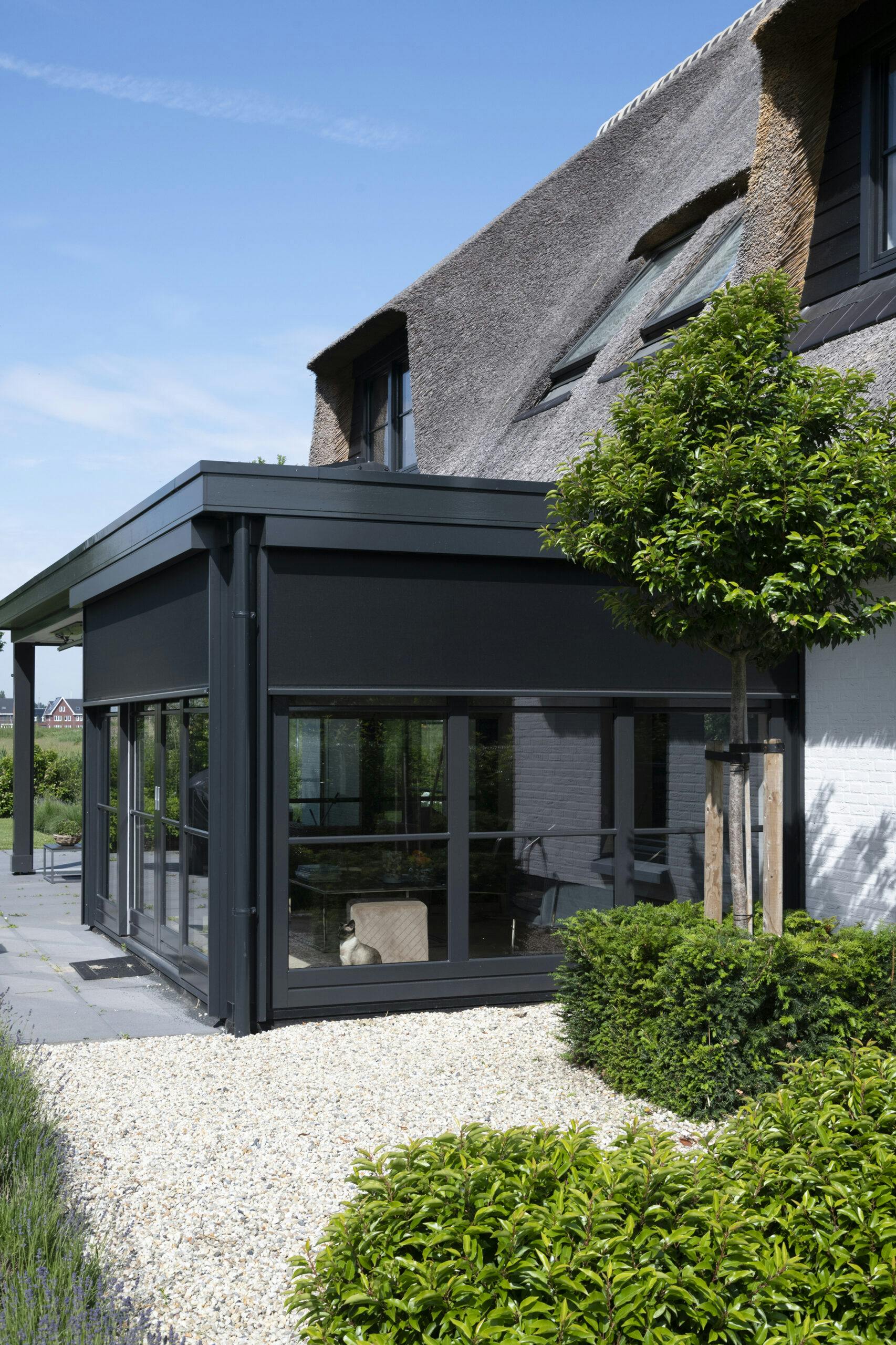 Zwarte screens inhuis plaza