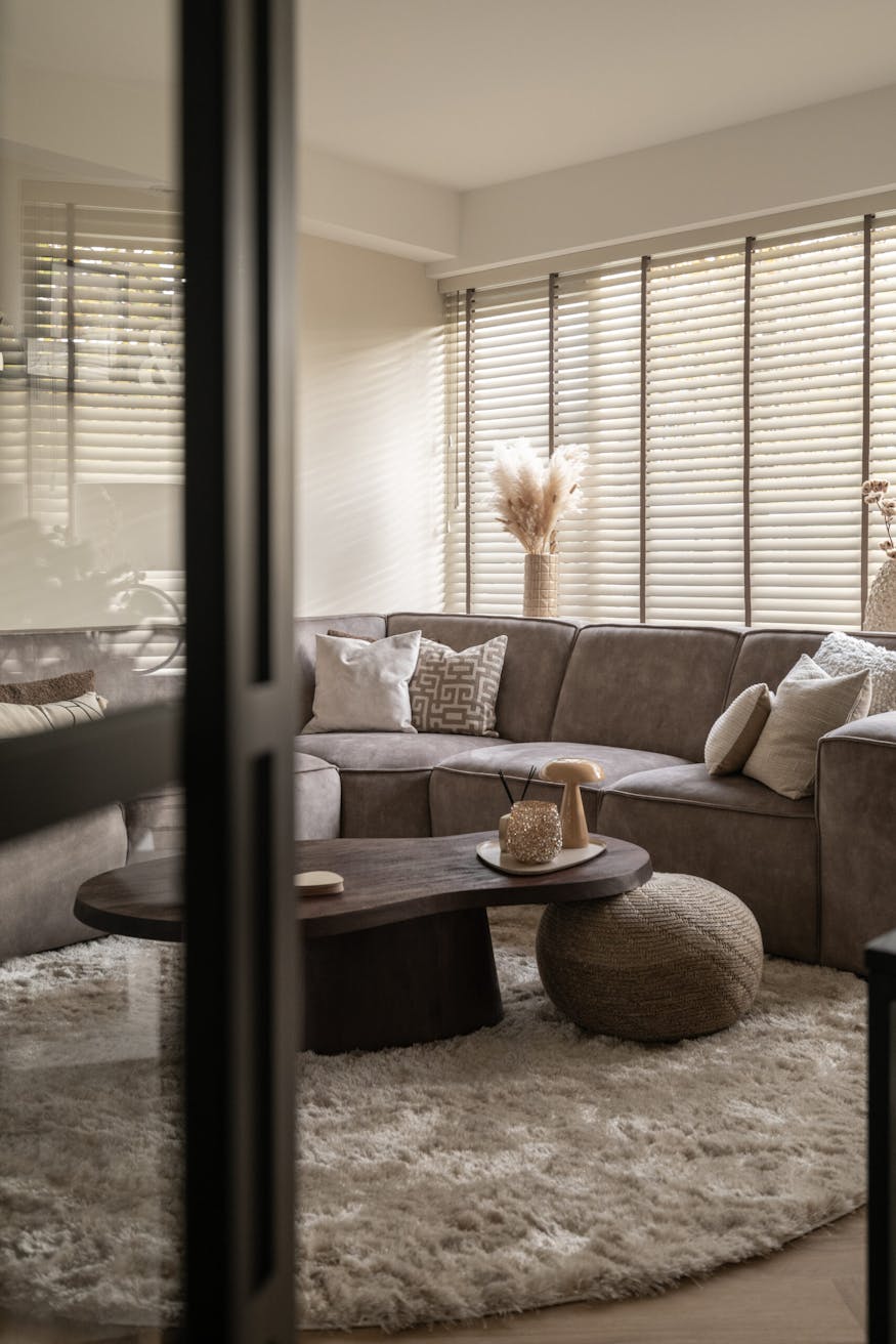 raamdecoratie jaloezie woonkamer