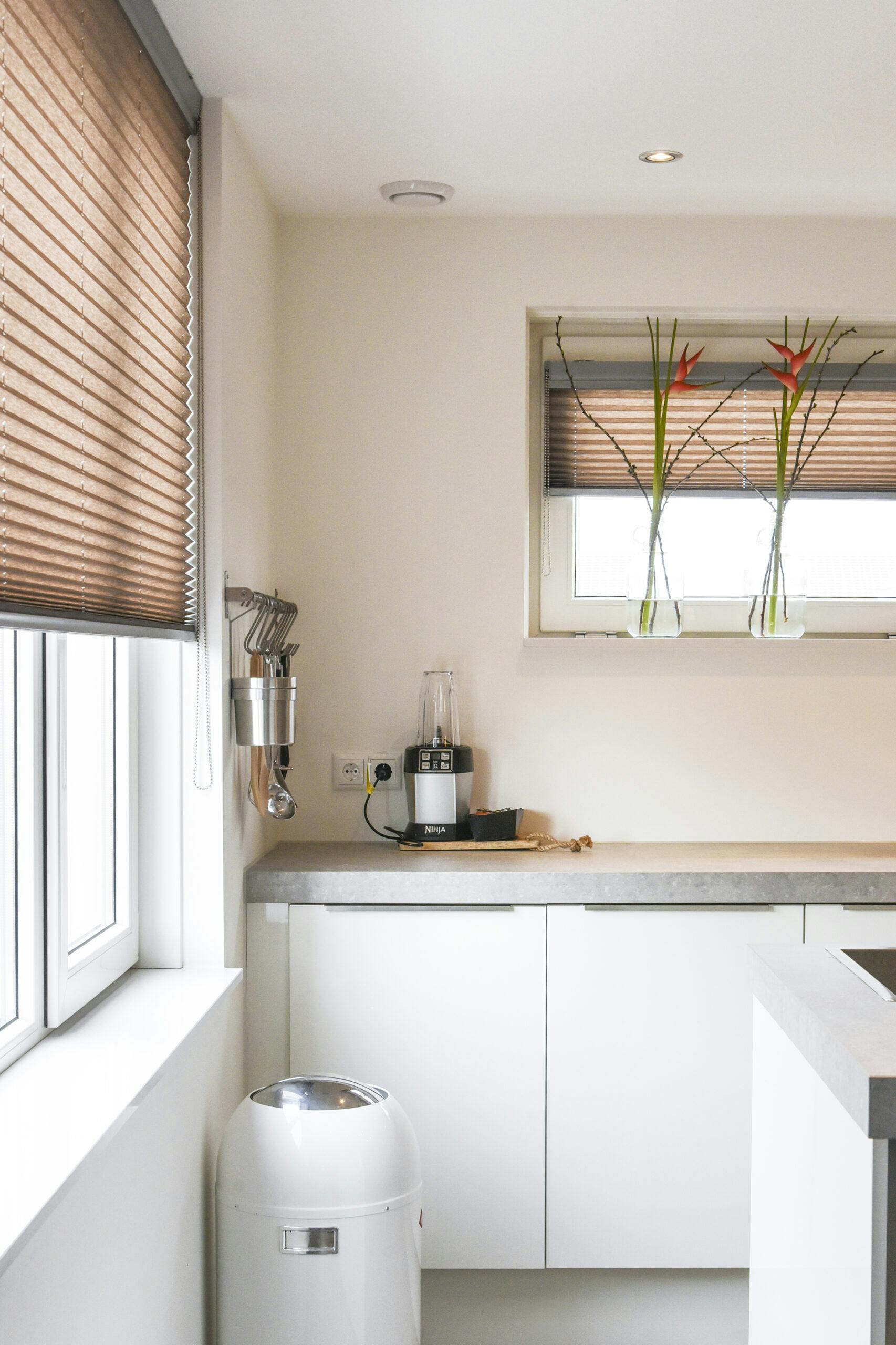 raamdecoratie keuken plisségordijnen