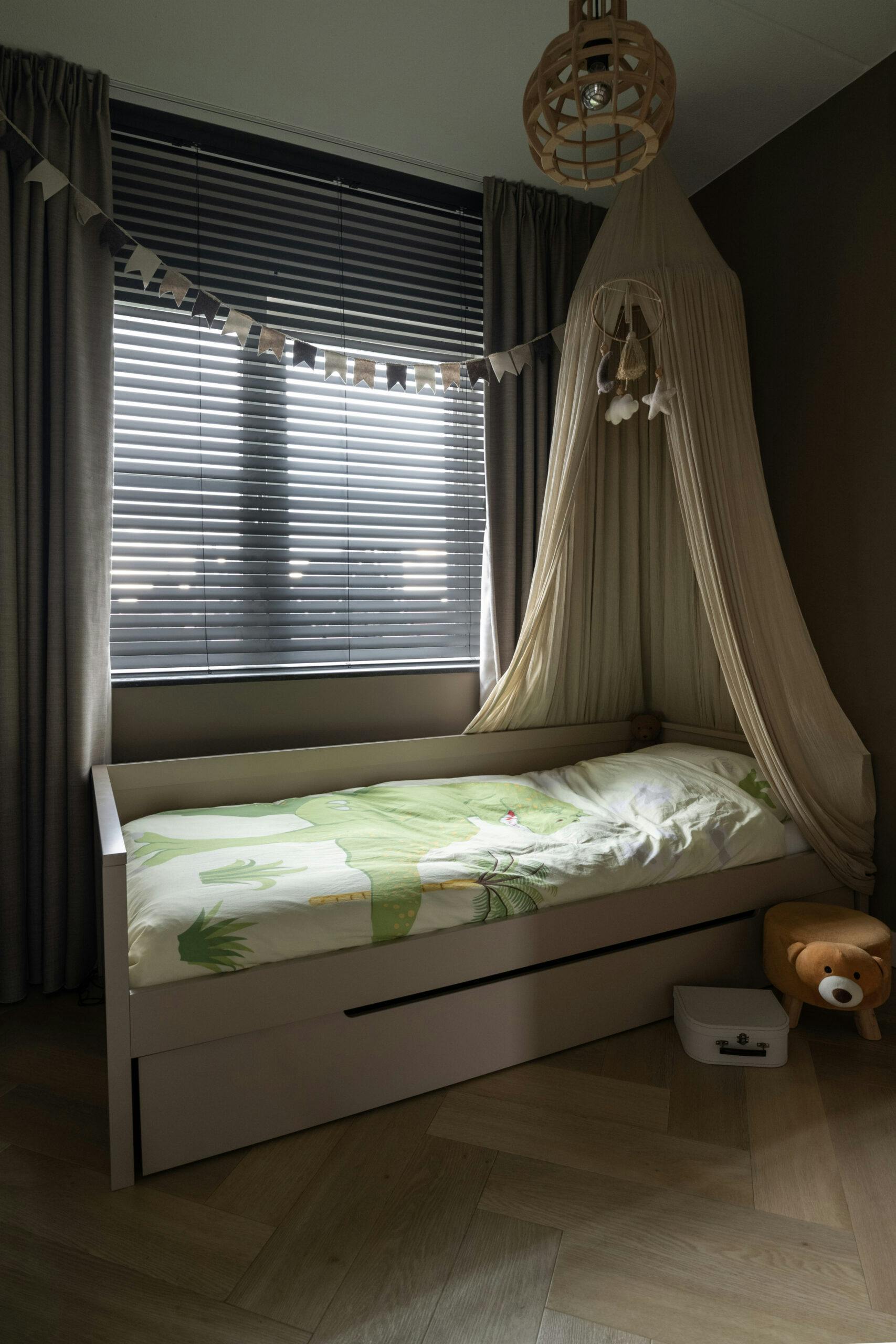 raamdecoratie kinderkamer jaloezie