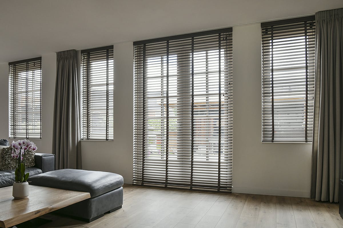 inhuis plaza - houten jaloezieën bruin