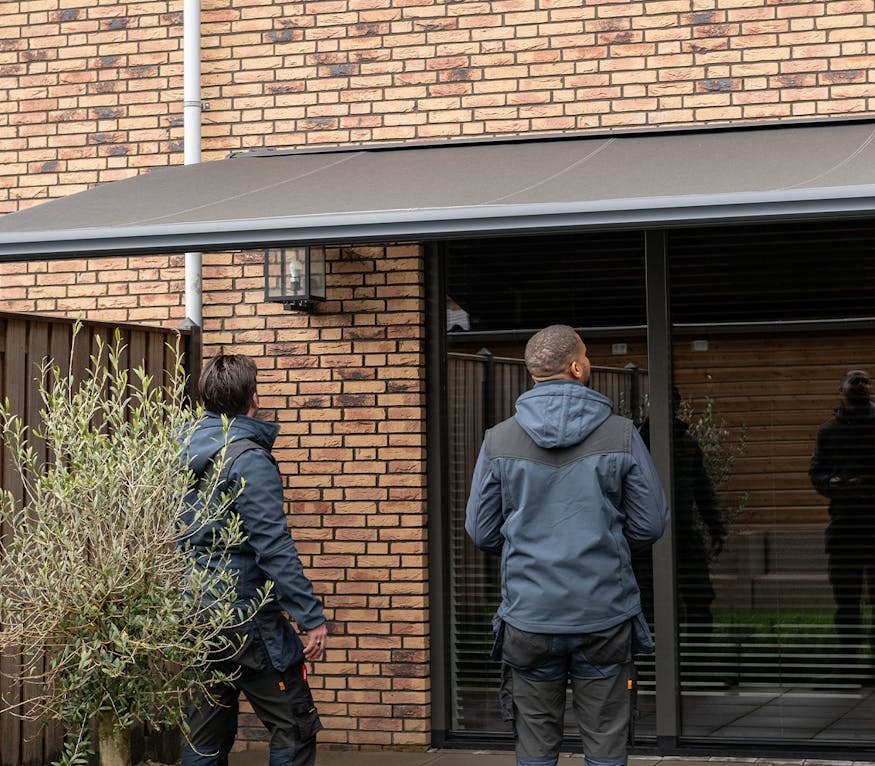 Elektrisch zonnescherm afstellen - Montageservice inhuis plaza