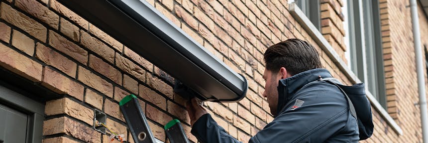 Elektrisch zonnescherm afstellen