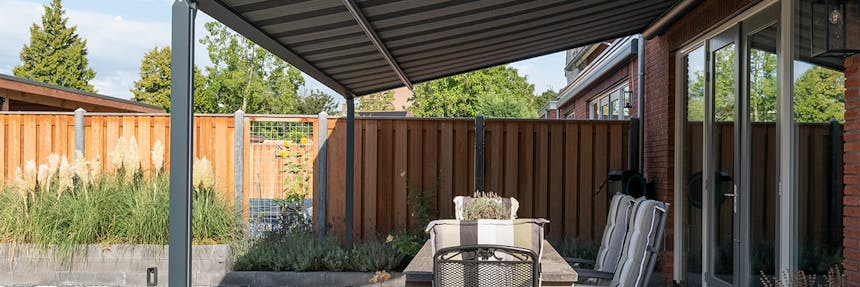 Zonnescherm op steunpalen inhuis plaza