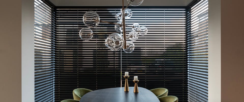 Elektrische houten jaloezieen bij inhuis plaza