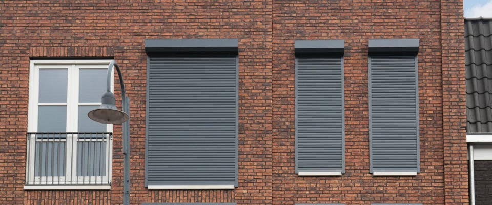 Geluidswerende rolluiken bij inhuis plaza