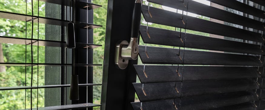 Houten jaloezieen draai-kiepraam bij inhuis plaza