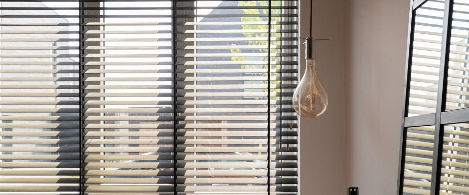 Houten jaloezieen grijs bij inhuis plaza