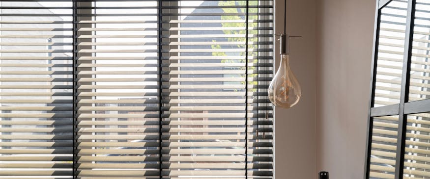 Houten jaloezieen grijs bij inhuis plaza