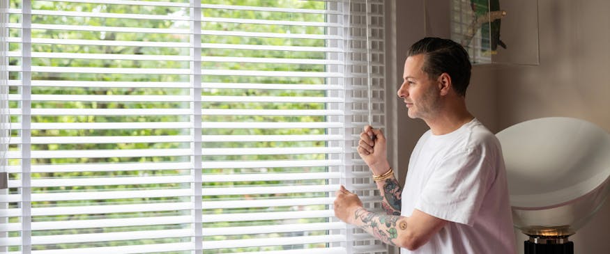 Houten jaloezieen wit bij inhuis plaza
