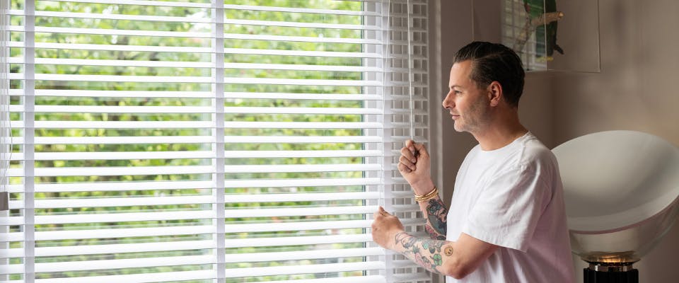 Houten jaloezieen wit bij inhuis plaza