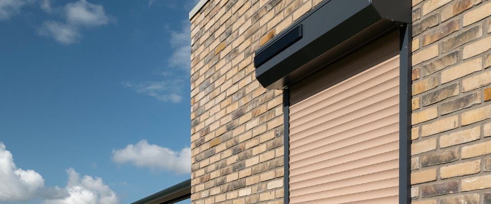 Rolluiken op zonne-energie bij inhuis plaza