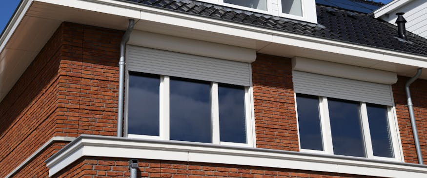 Rolluiken wit bij inhuis plaza