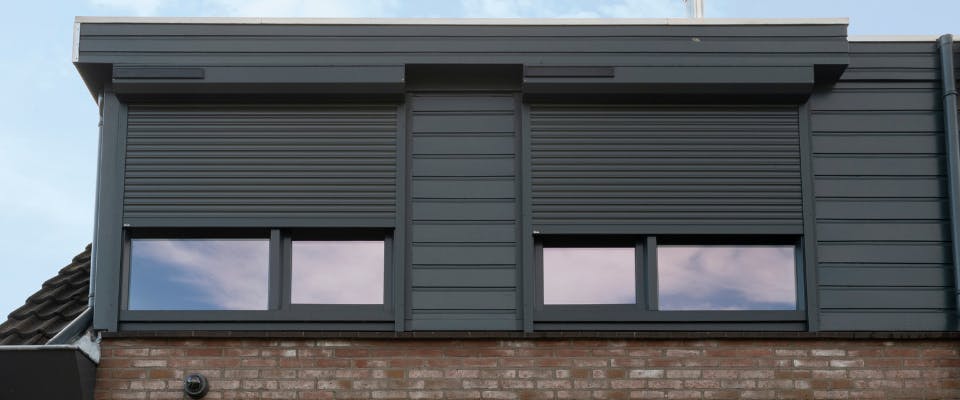 Rolluiken zwart bij inhuis plaza