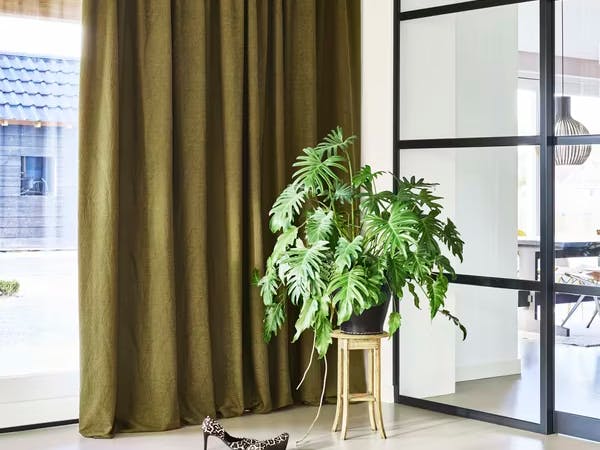 donkergroen gordijn inhuis