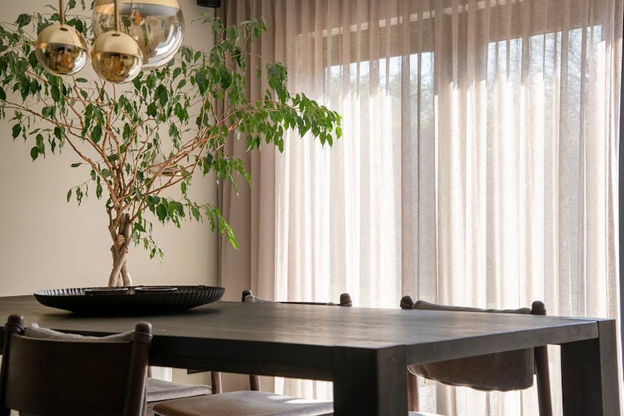 Beige gordijnen bij inhuis plaza