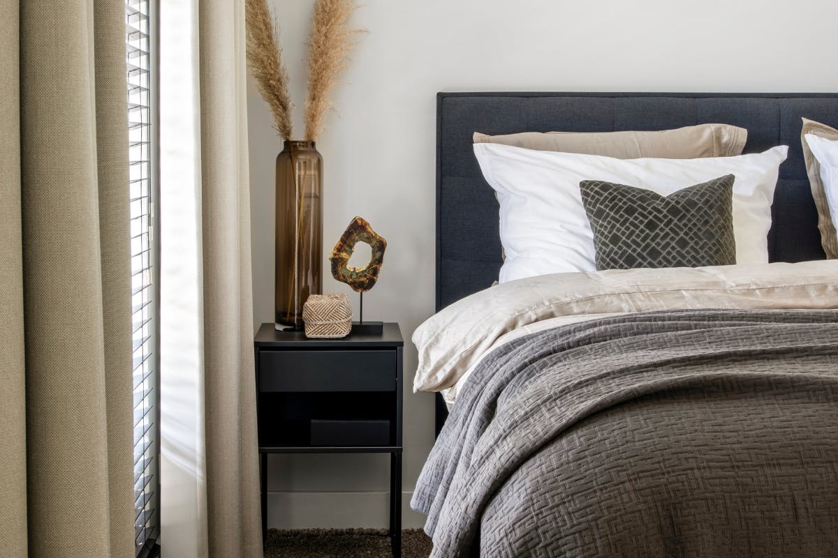 Verduistering en sfeer met gordijnen slaapkamer (Foto: Denise Zwijnen - "Stijlvol Wonen editie 720" - © DPG Media Home Deco N.V. – i.o. van de Bongerd)