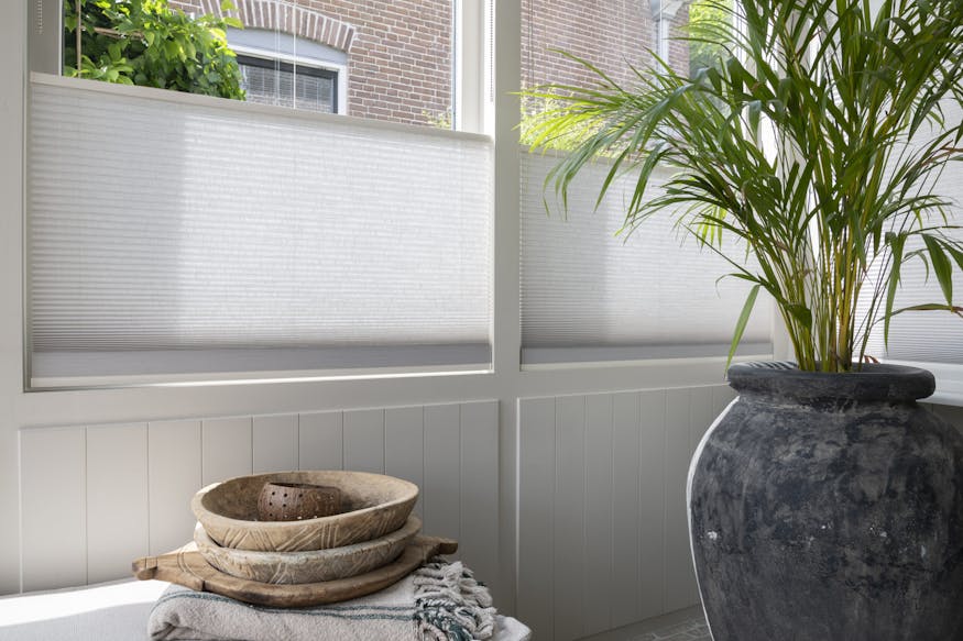 witte plisse gordijnen