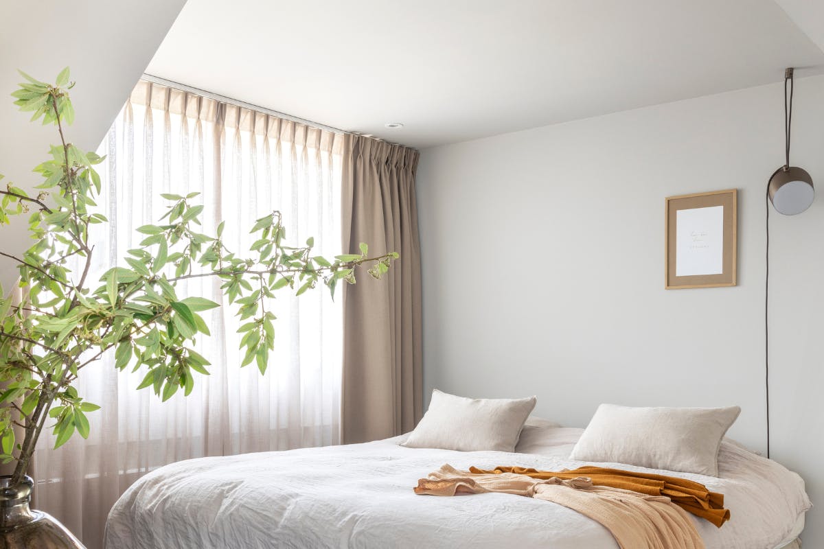 Geluidswerende gordijnen - Fotograaf Anneke Gambon en interieurontwerper Suncheré Felter van SunStyling