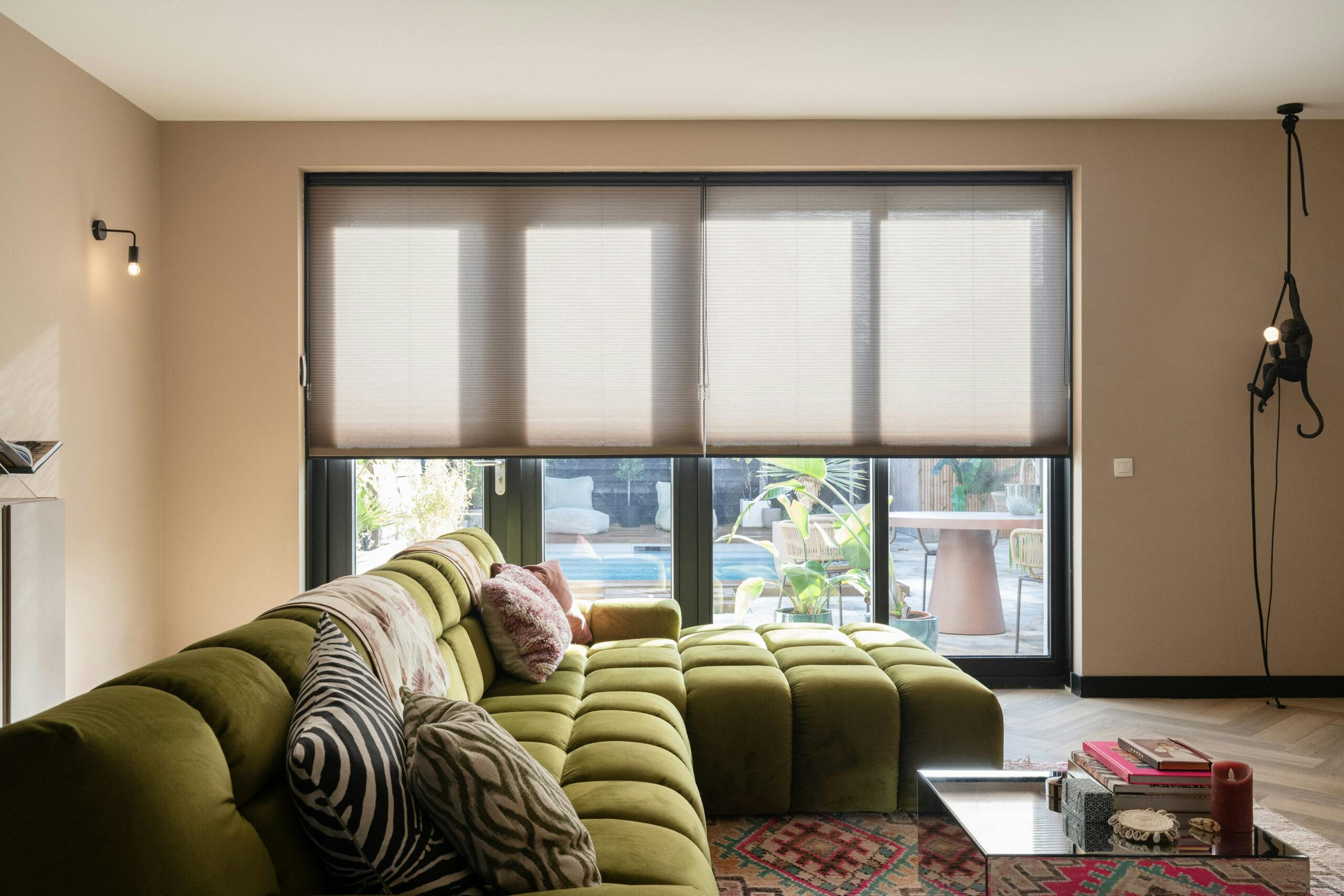 Taupe plisse gordijnen