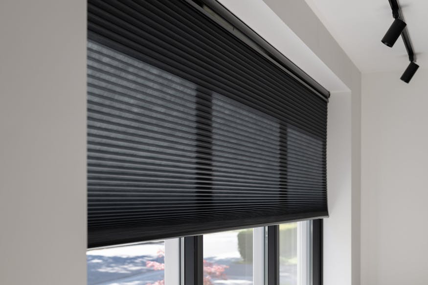 zwarte plisse gordijnen