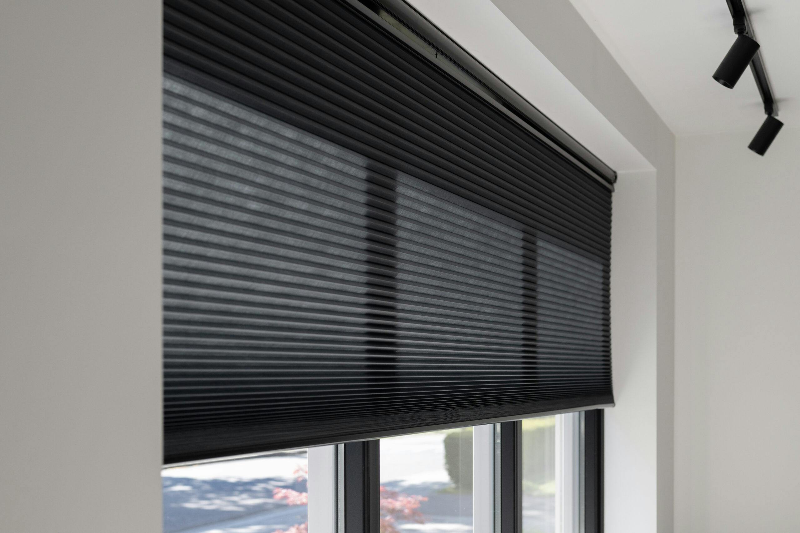 Zwarte plisse gordijnen