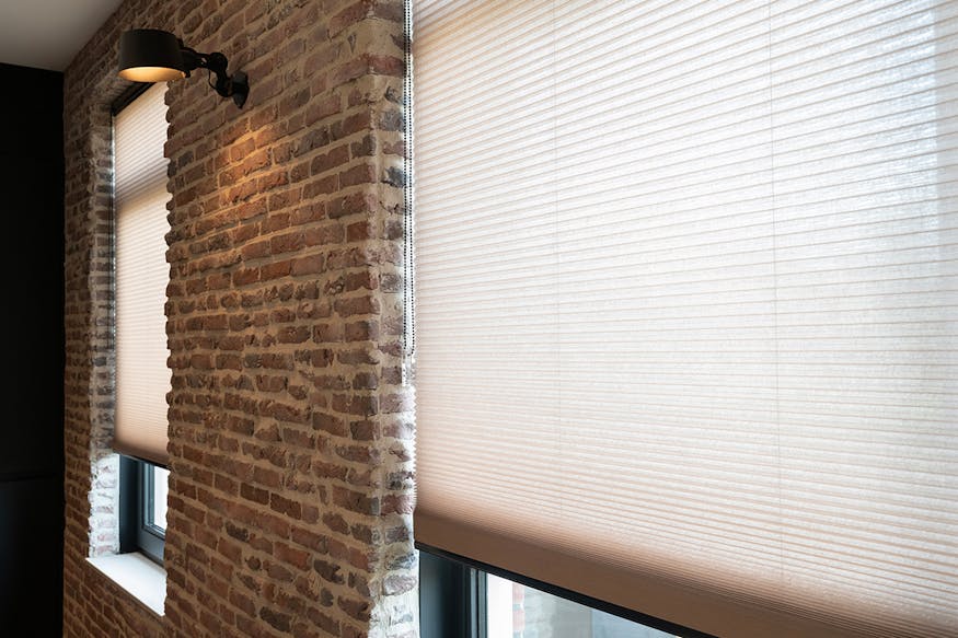 Dubbele plisse gordijnen bij inhuis plaza