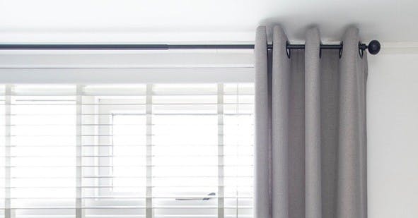 Gordijnen op roede bij inhuis plaza