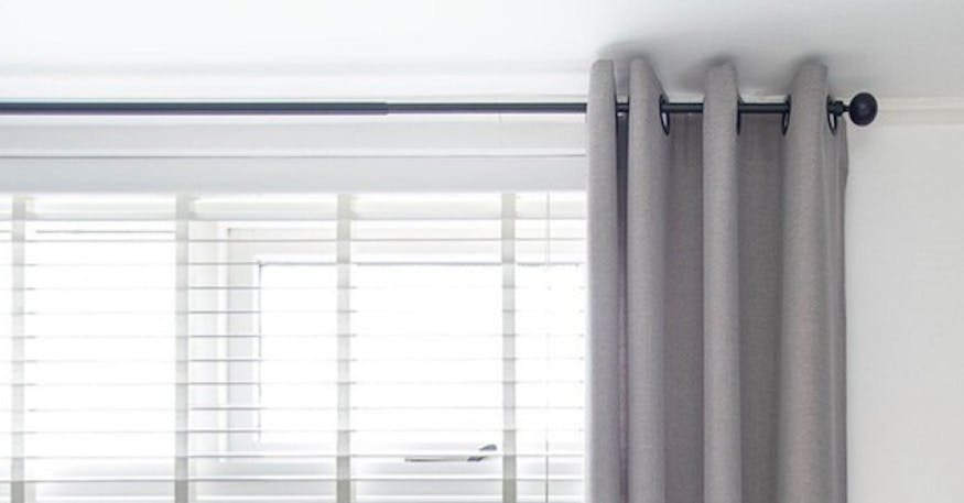 Gordijnen op roede bij inhuis plaza