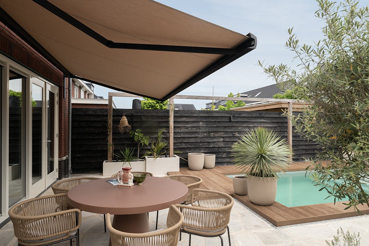 Knikarm zonnescherm beige kleur