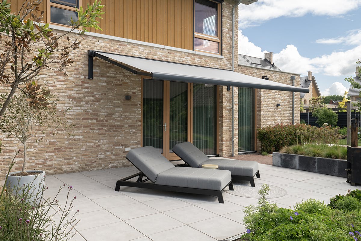 Knikarm zonnescherm optimaal woongenot bij inhuis plaza