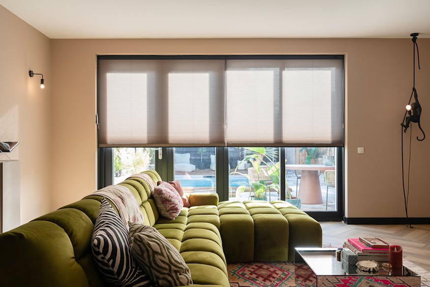 Taupe plisse gordijnen inhuis plaza