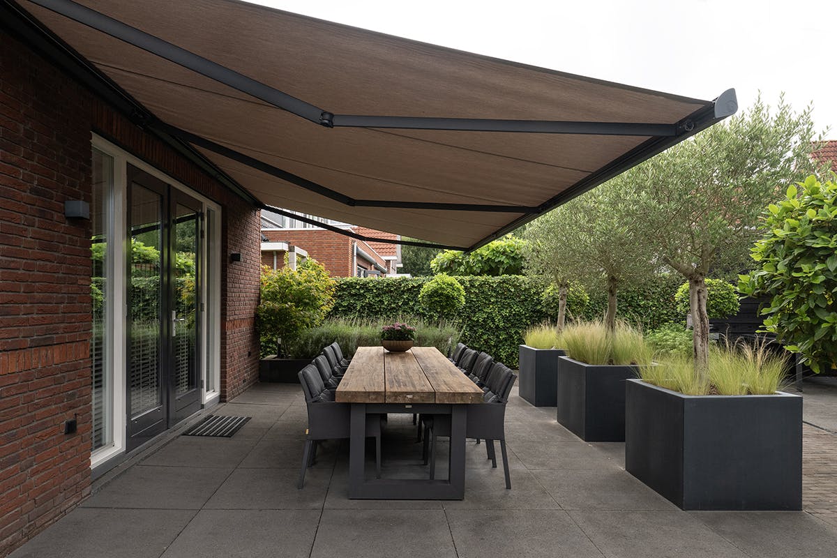 Elektrisch zonnescherm bij inhuis plaza