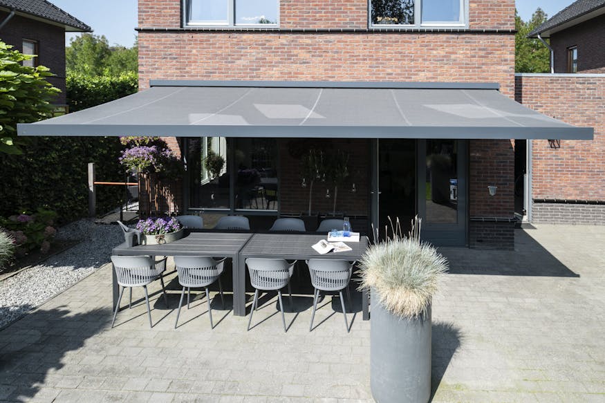 Grijs zonnescherm bij inhuis plaza