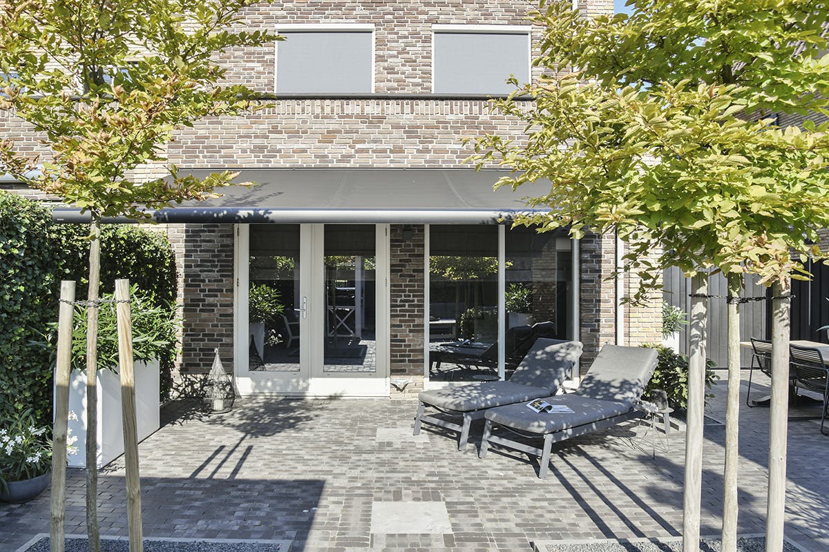 Modern grijs zonnescherm