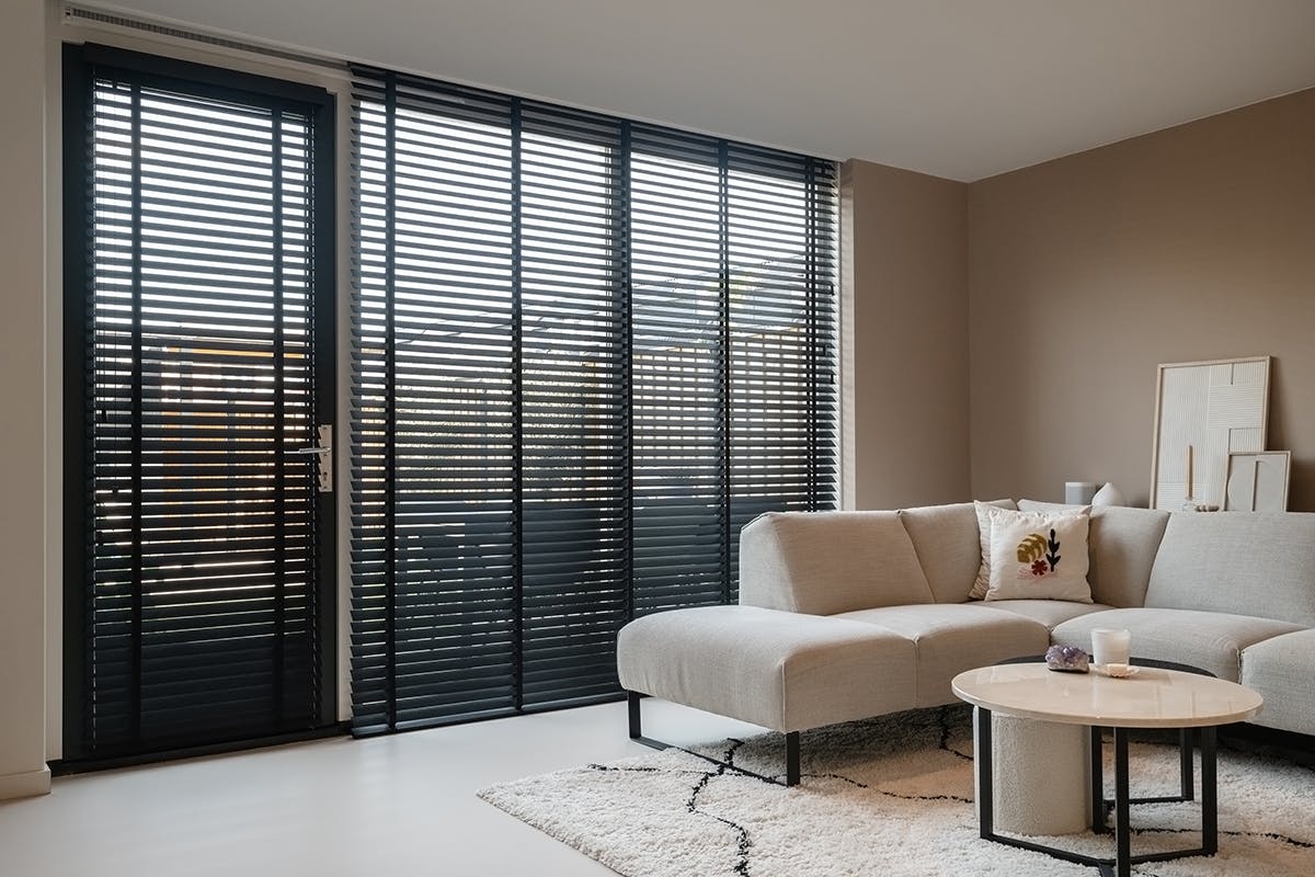 Houten jaloezieen 300 cm breed woonkamer