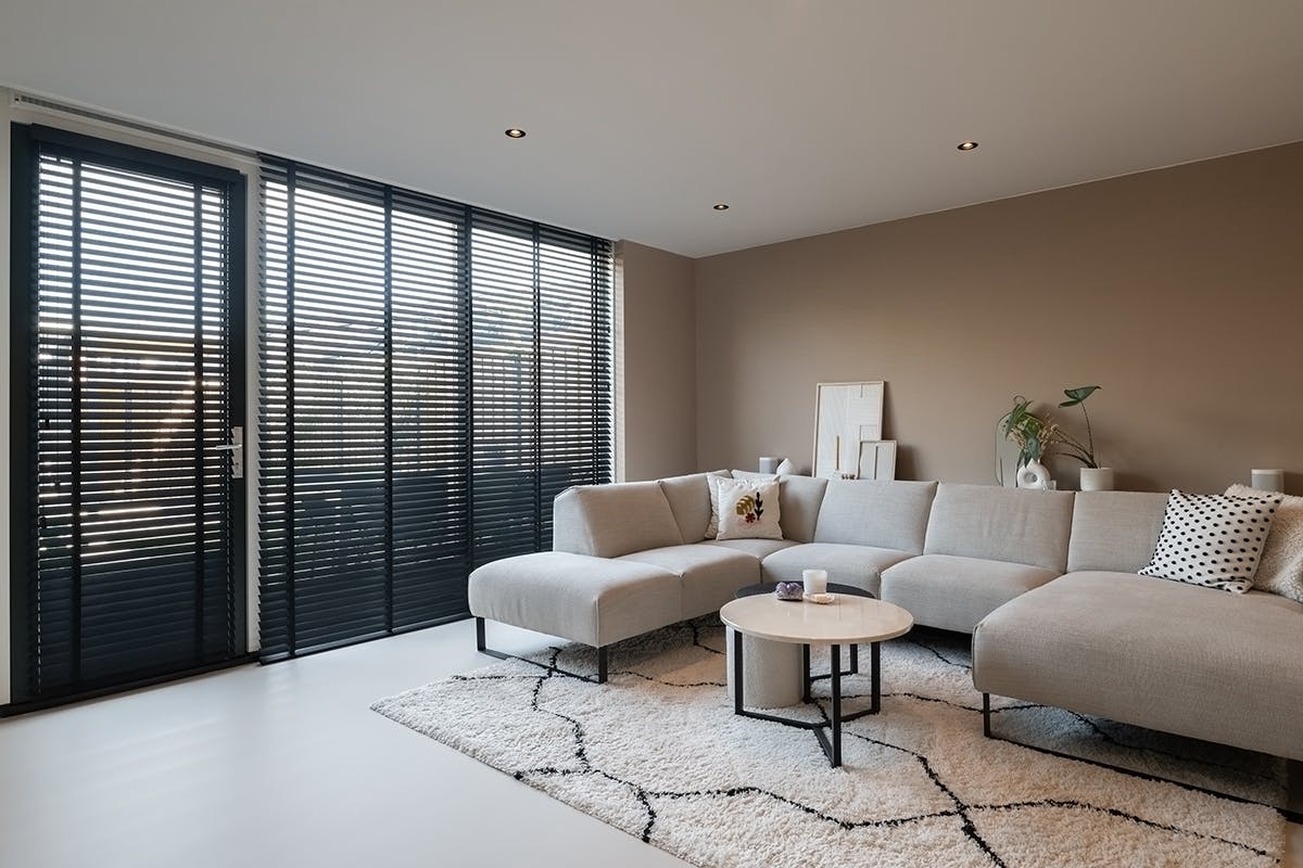 Woonkamer houten jaloezieen 250 breed