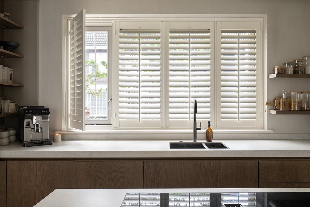 Witte shutters