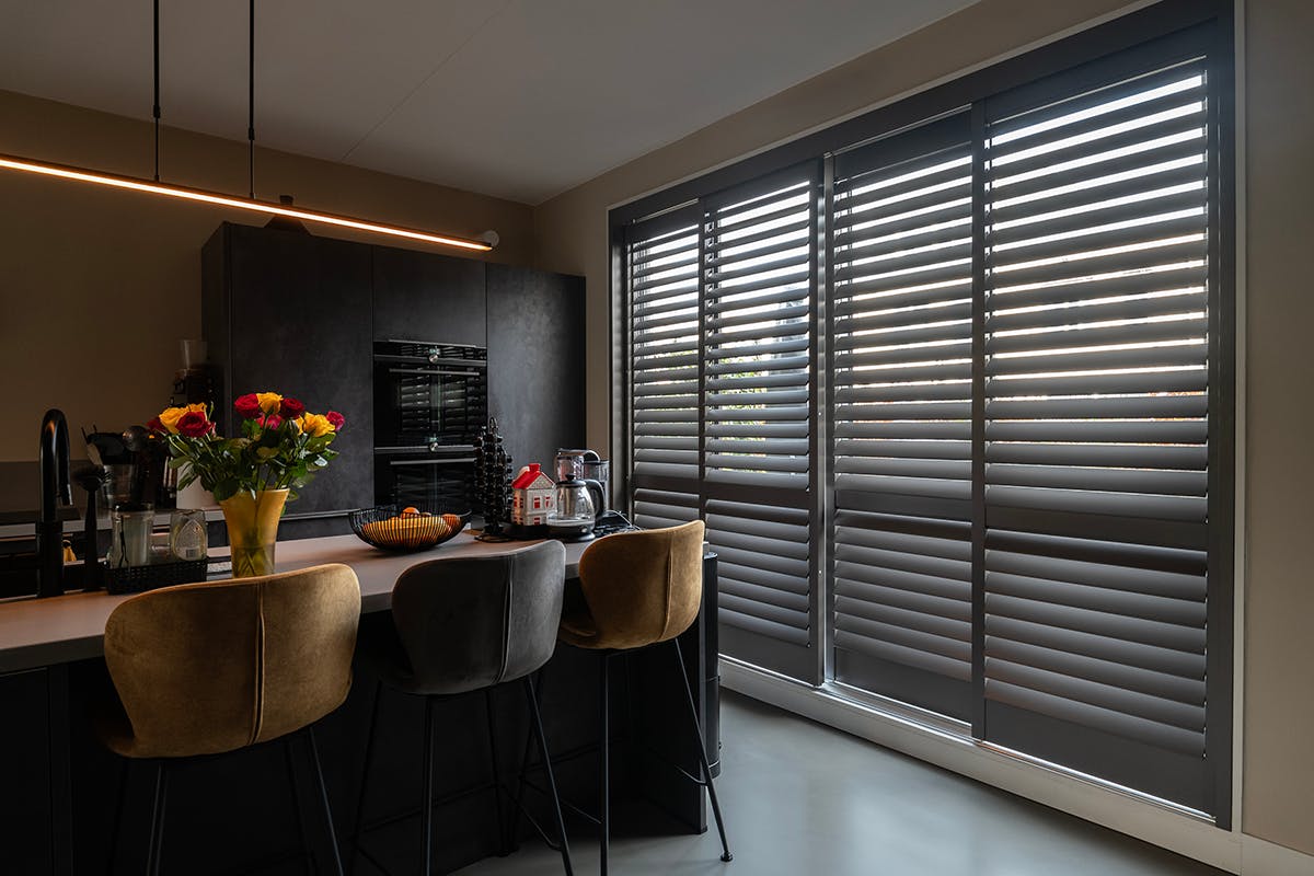 shutters kunststof kozijnen zwart