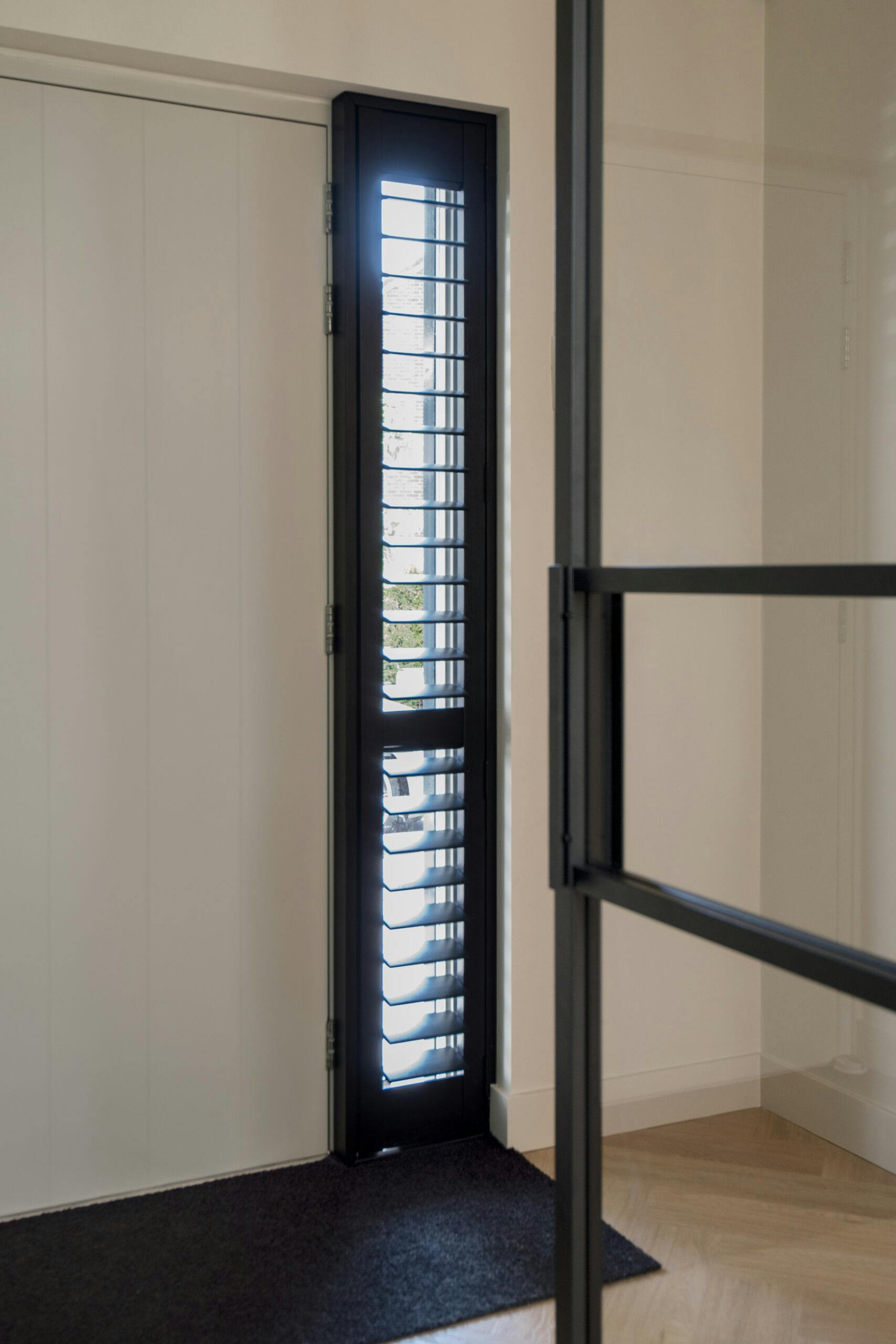 shutters voordeur zwart