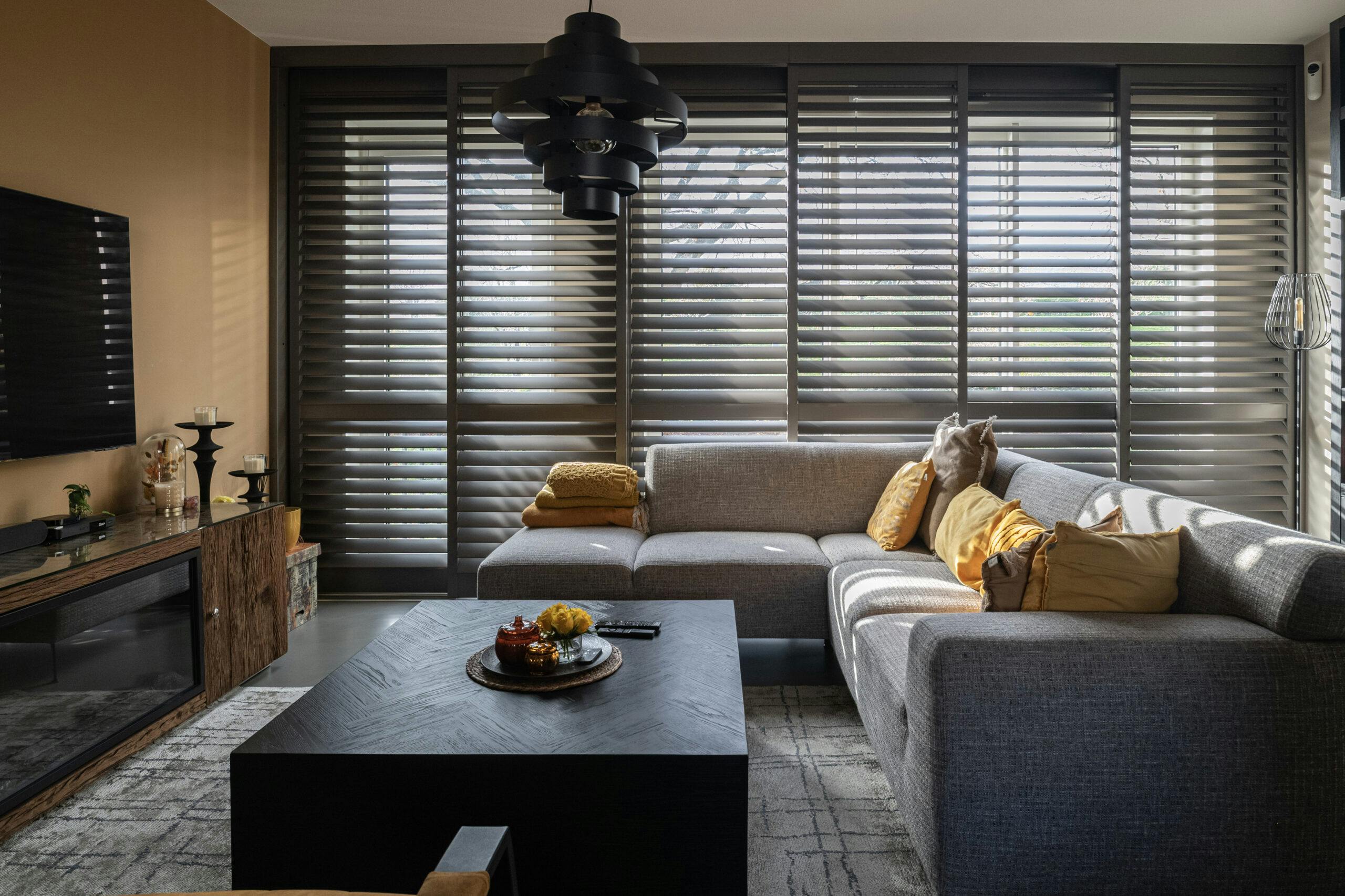 zwarte shutters woonkamer