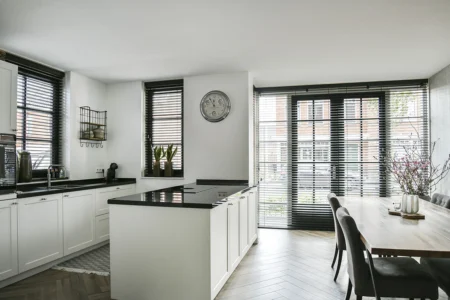 Houten jaloezieën openslaande deuren INHUIS